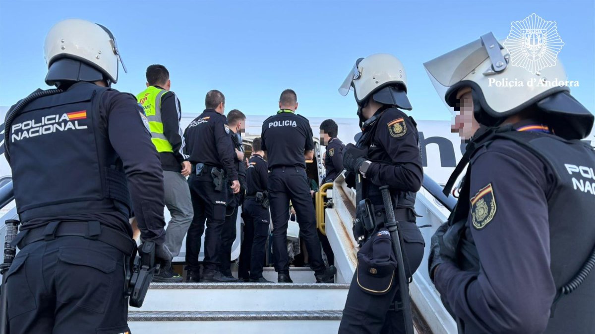 El sotscap Bruno Queirós a la formació a l'aeroport de Barcelona