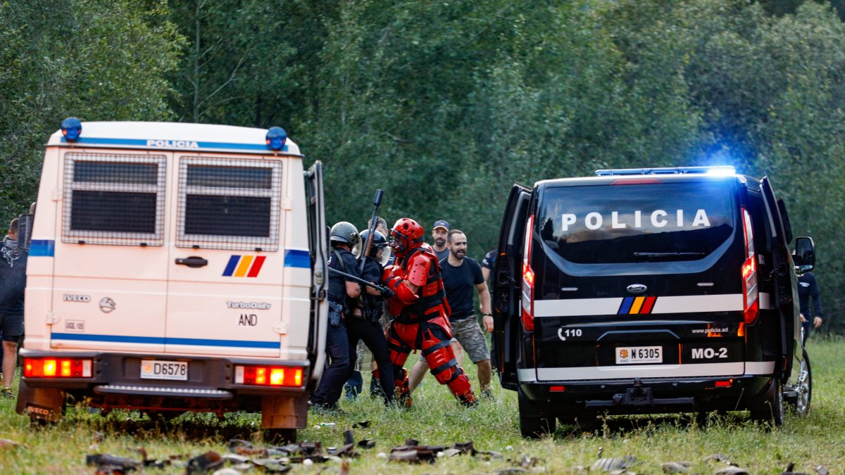 Dos furgons antiavalots de la policia durant un simulacre