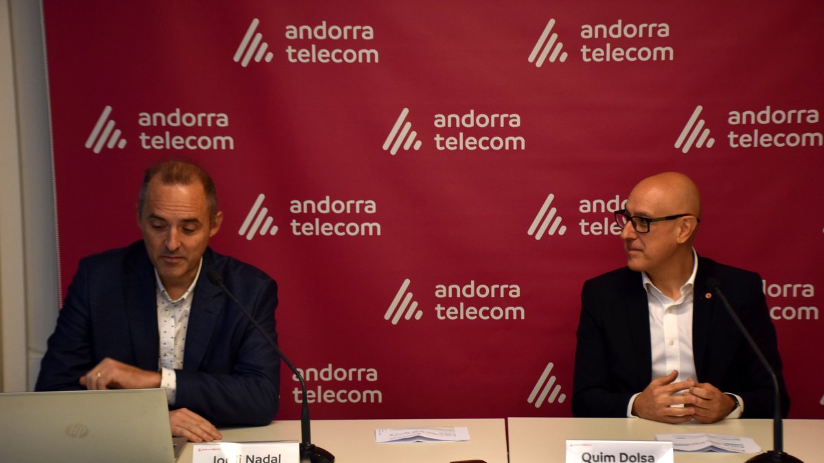 El director general d'Andorra Telecom, Jordi Nadal; i el cònsol menor d'Escaldes-Engordany, Quim Dolsa; durant la presentació de la 14a edició del saló del Videojoc