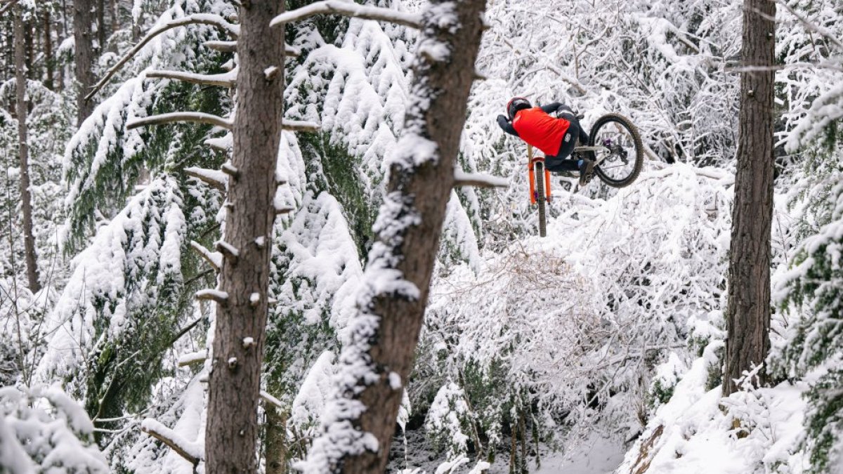 Un ciclista al bike park a l’hivern.