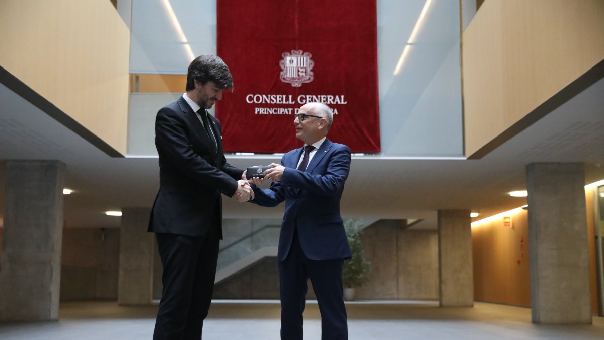 El ministre de Finances entregant dimarts el pressupost al síndic.