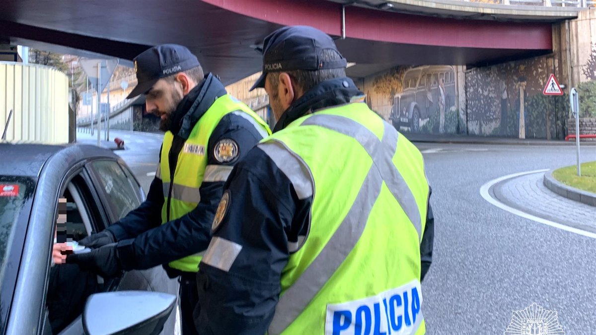 Agents de policia fent controls d'alcoholèmia a conductors