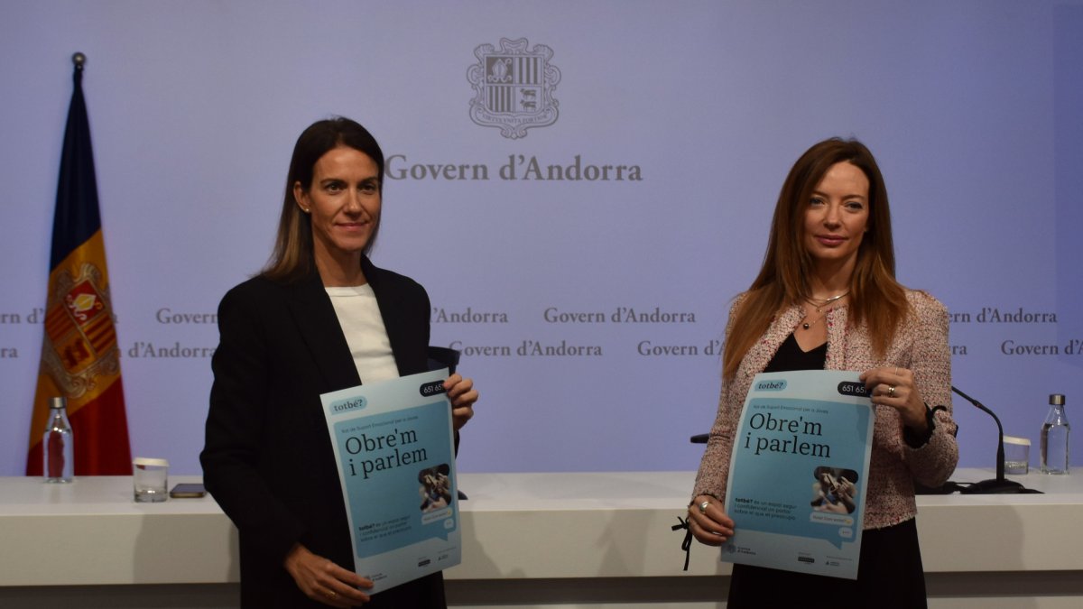 Cristina Pérez i Helena Mas amb els 'flyers' promocionals del xat de suport emocional per a joves.