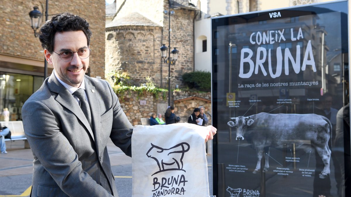 Guillem Casal amb la imatge de la nova campanya de la raça bruna
