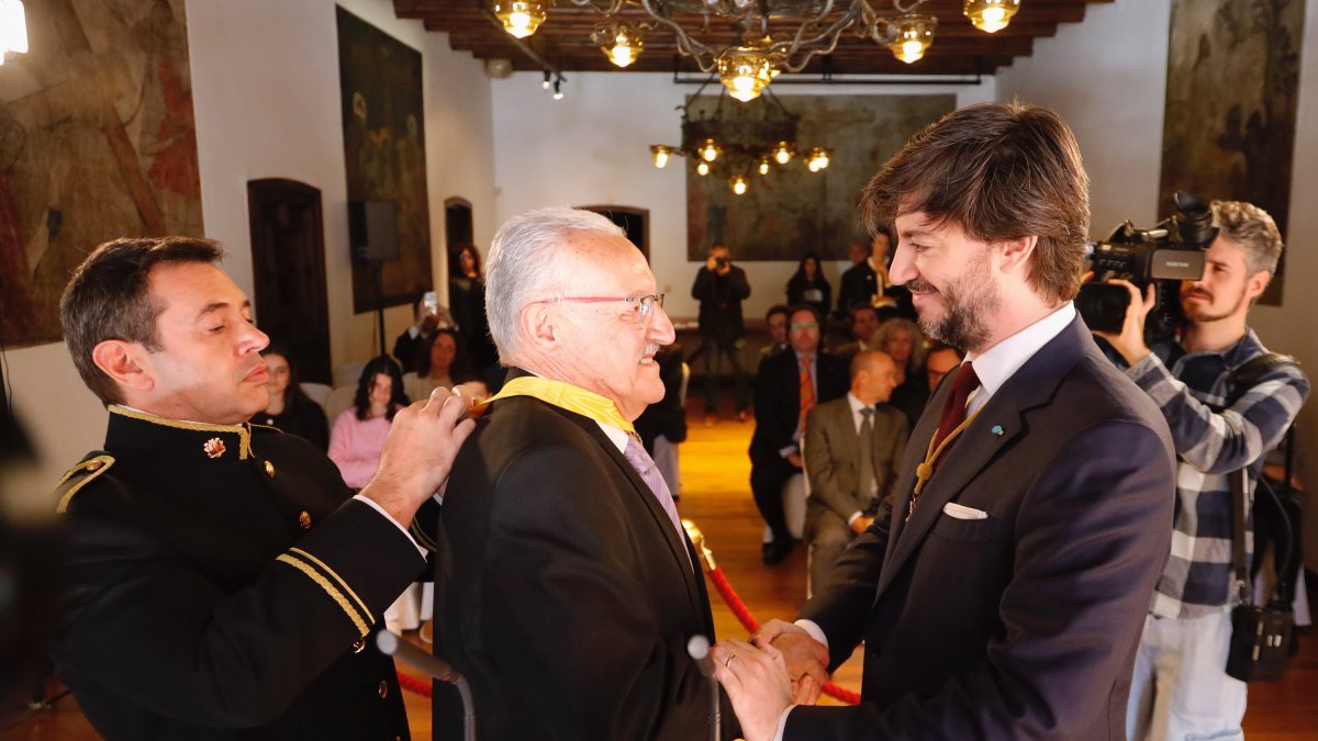 El síndic general, Carles Ensenyat, ha condecorat amb la Creu dels Set Braços a l’exsíndic general Albert Gelabert