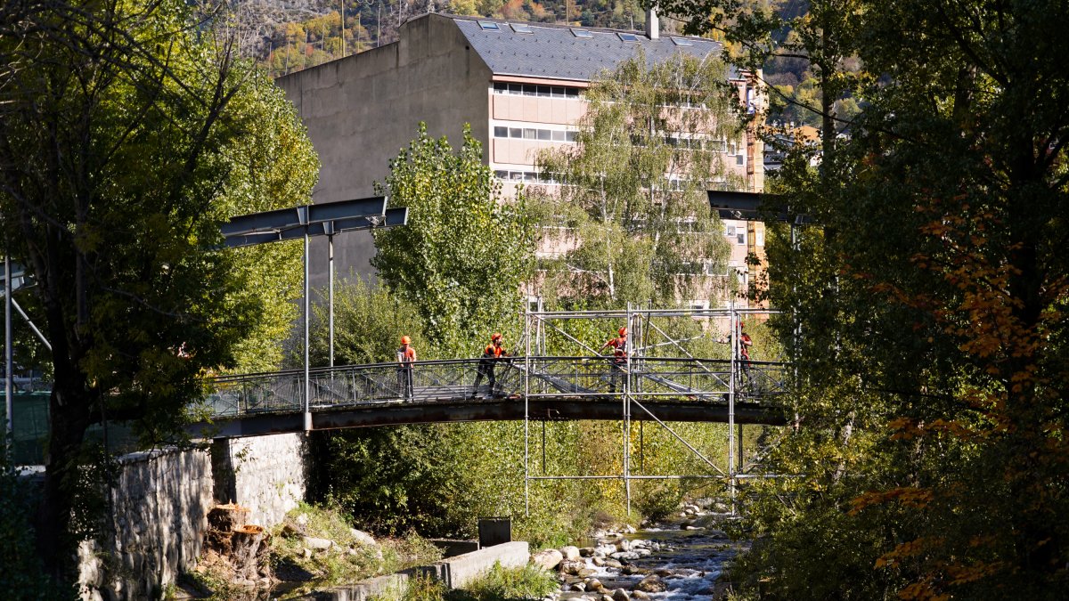 Obres a la passarel·la del pont de la Mola d'Encamp