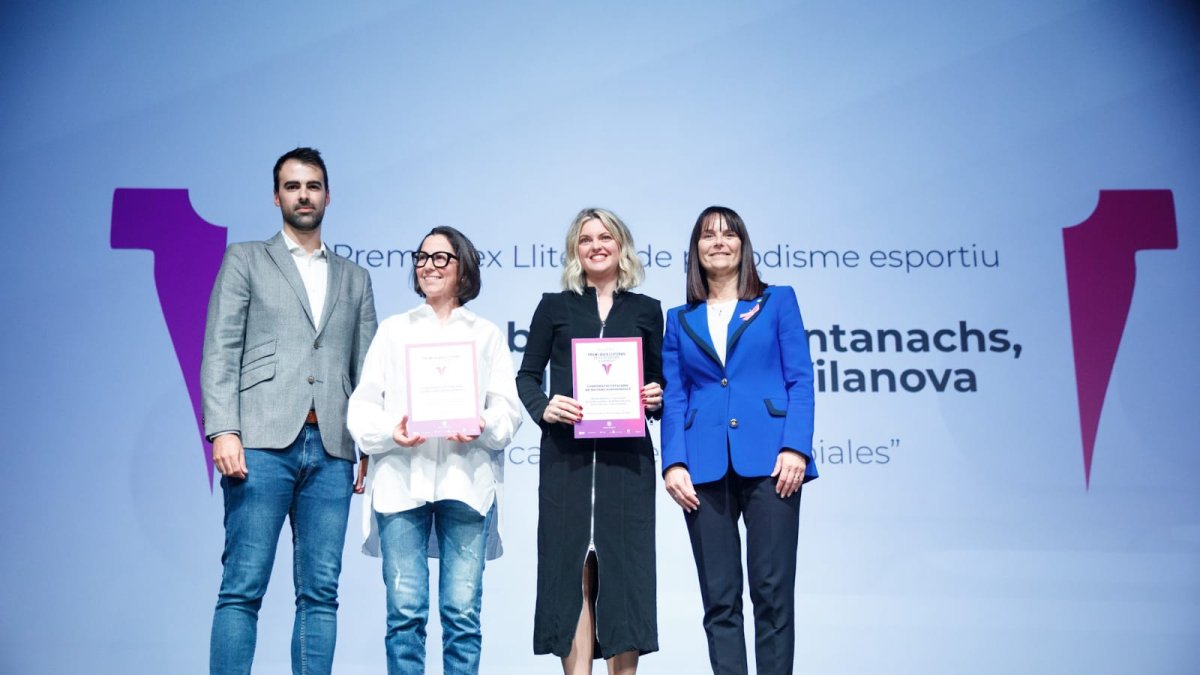 Roger Lliteras, i Mònica Bonell amb les guanyadores del premi Ruth Gumbau, a la dreta i Alba Oliva, a l'esquerra