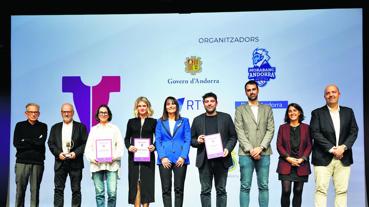 La ministra Bonell, els guanyadors dels premis i els representants de l’organització del guardó en memòria d’Àlex Lliteras.
