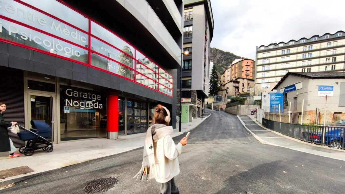 La connexió del carrer amb Prat de la Creu ja enquitranada.