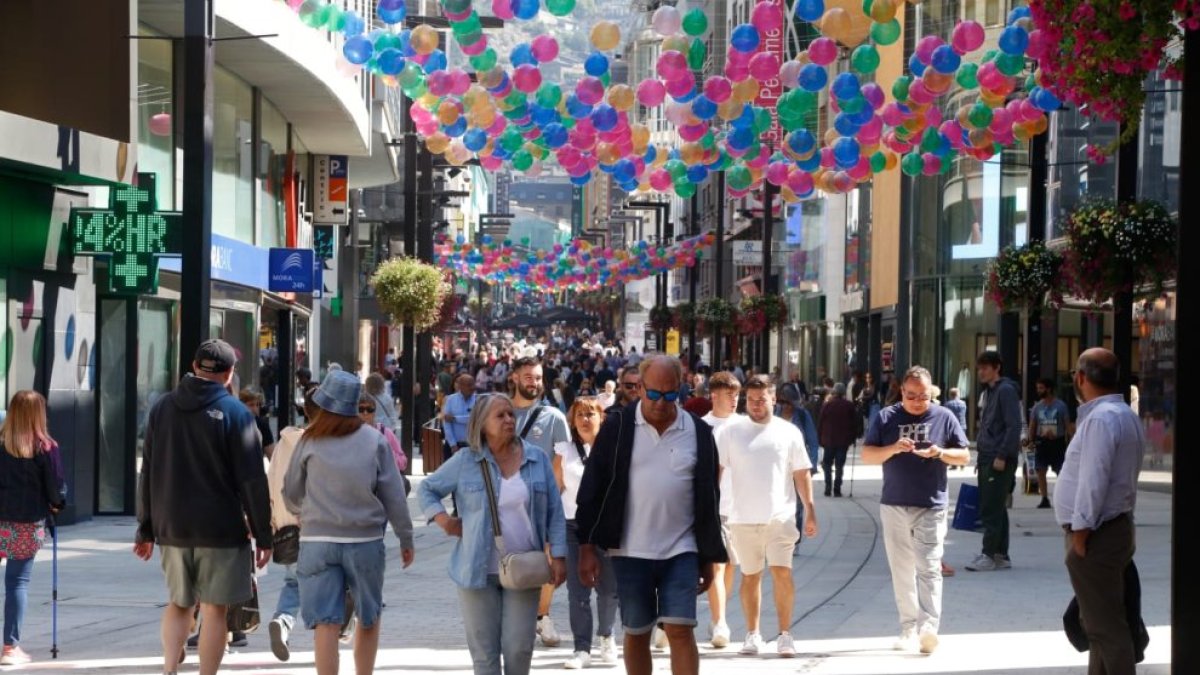 Turistes al centre d’Andorra la Vella.
