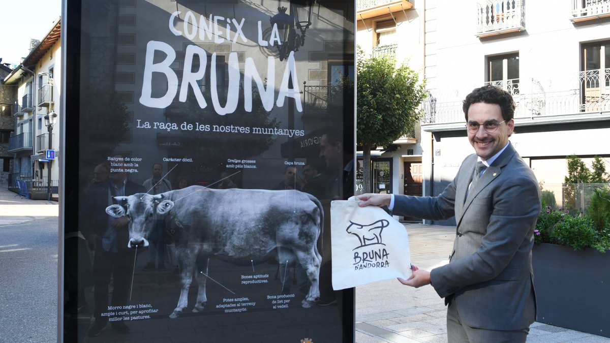 Guillem Casal amb la imatge de la campanya.