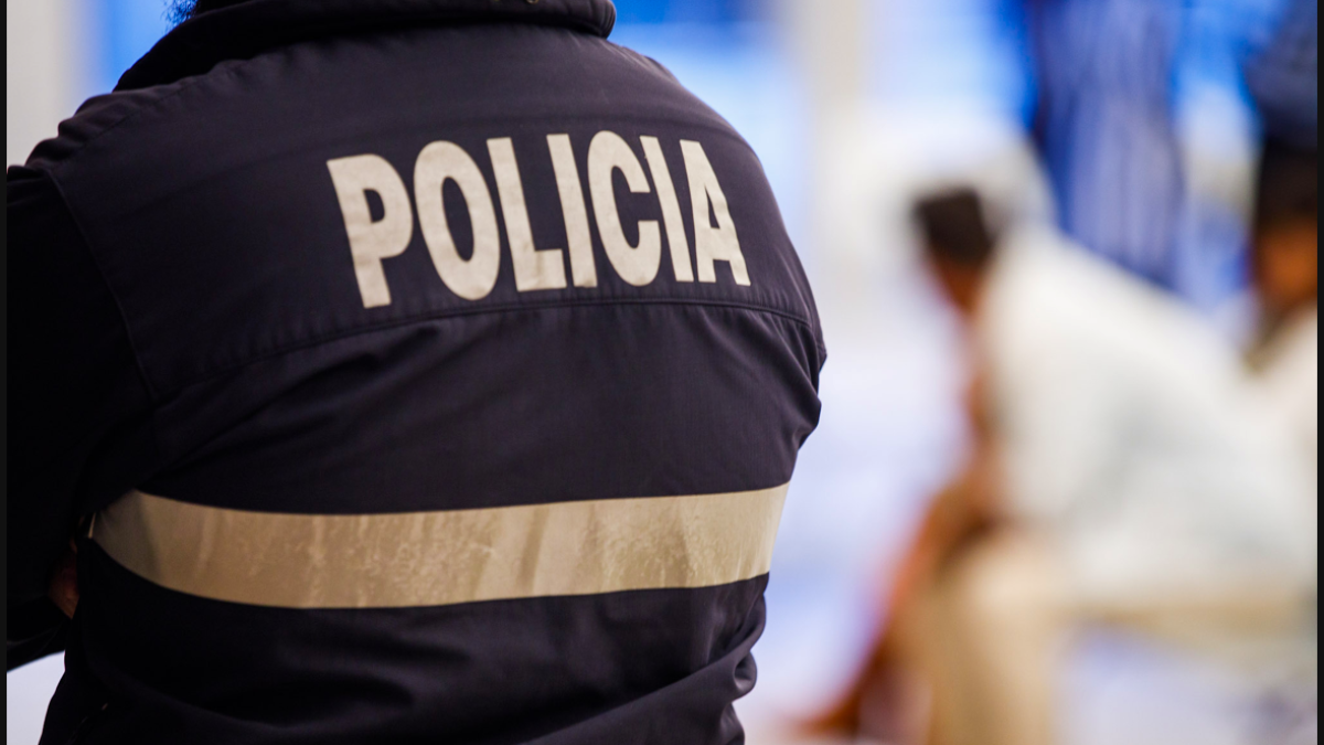 Un agent de policia a la batllia durant el judici