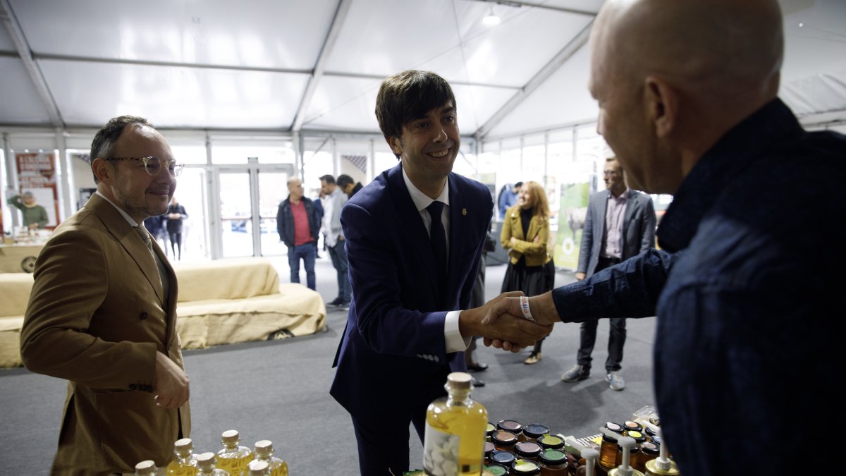 El cònsol major d'Andorra la Vella, Sergi González, i el cap de Govern, Xavier Espot, en la inauguració de la Fira aquest matí