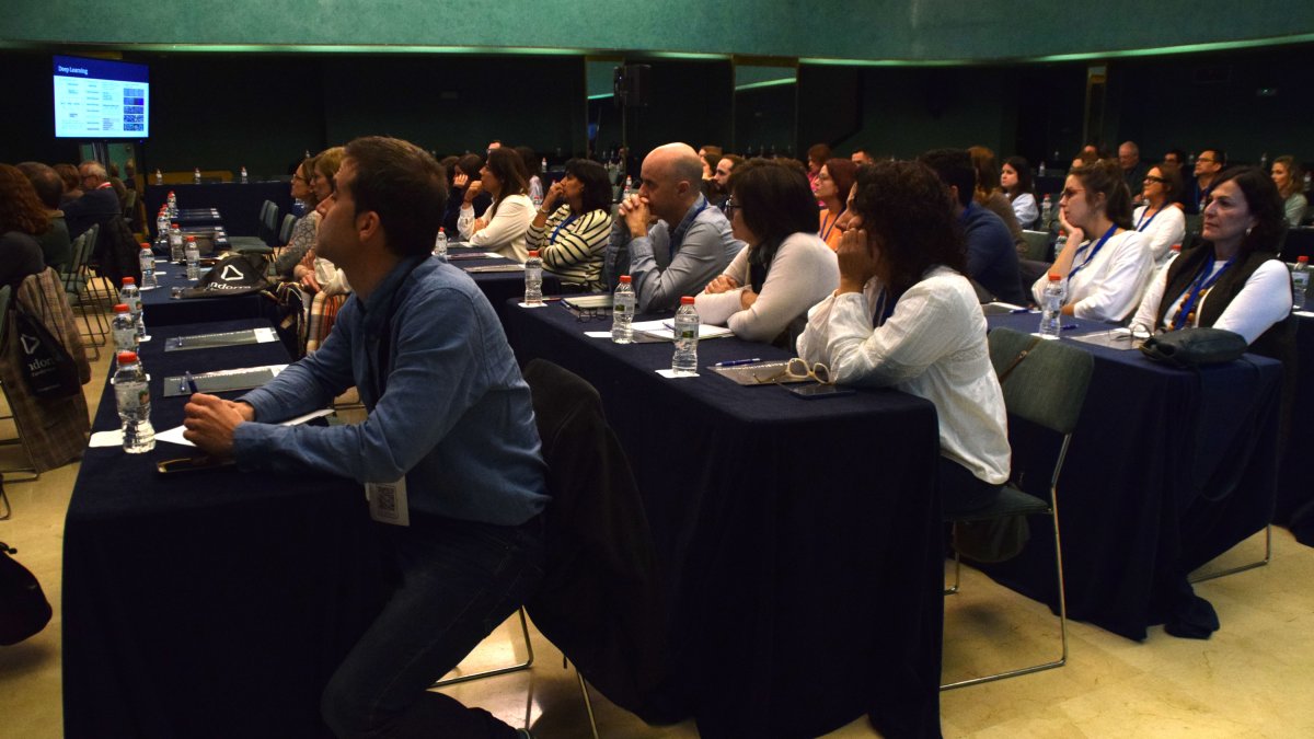 Assistents a la primera conferència de les XXXIII Jornades de la Societat Catalana de Malalties Infeccioses i Microbiologia Clínica, que se celebren a l'Hotel Roc Blanc.