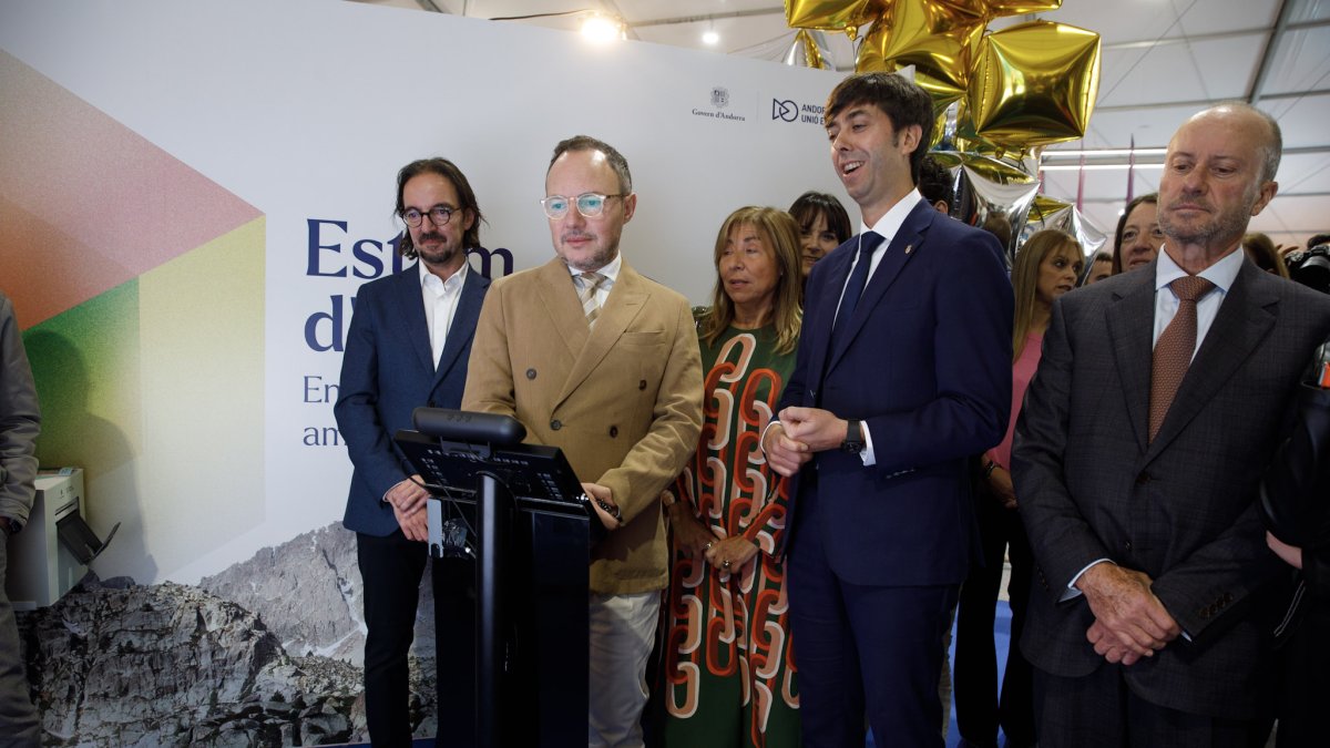 El cap de Gover, Xavier Espot, acompanyat d'altres ministres i el cònsol d'Andorra la Vella, Sergi González, en un estand de la Fira