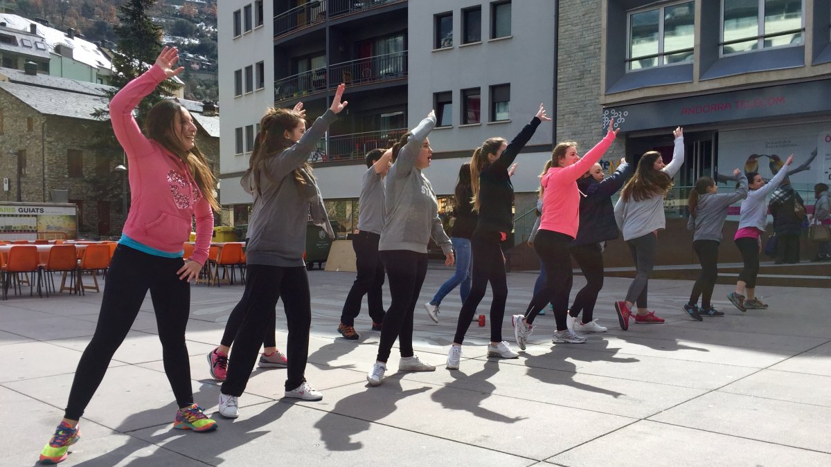 Alumnes participant en la classe magistral de zumba durant la primera edició.