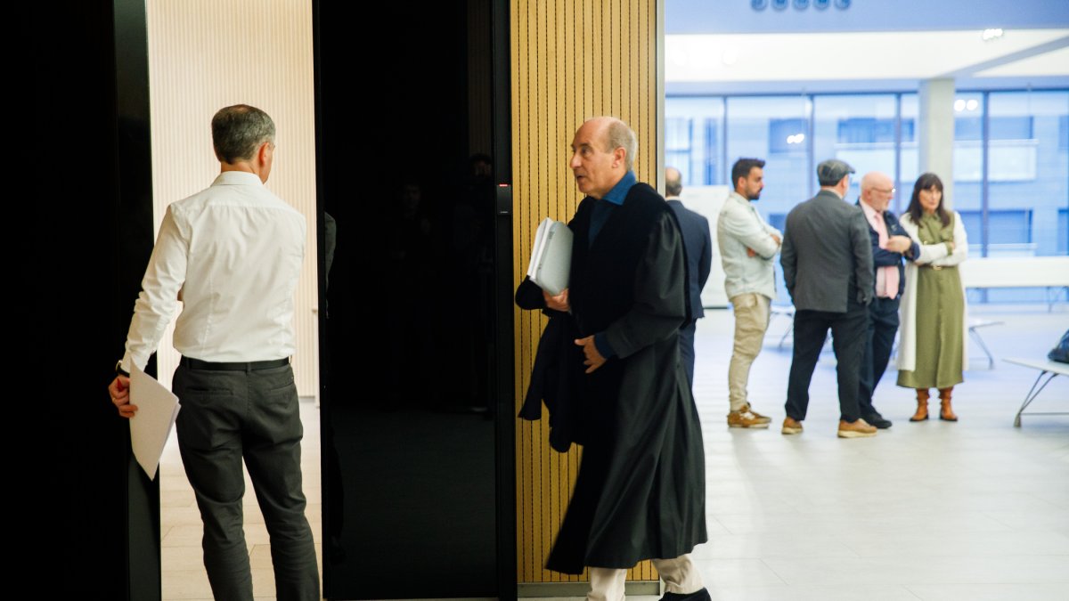 Clavera accedint a la sala el primer dia del judici.