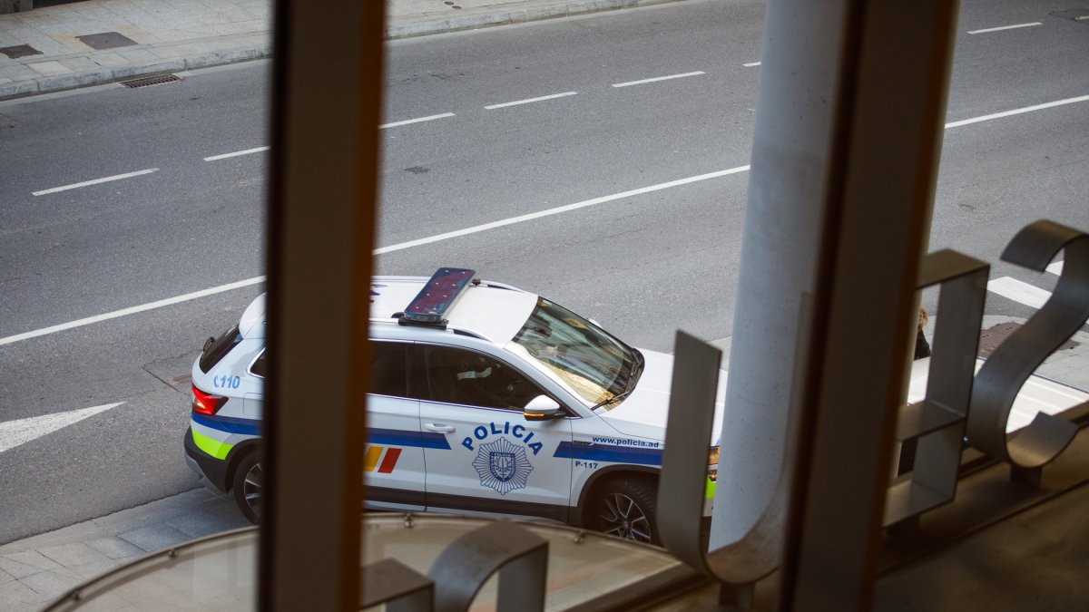 El cotxe policial que duia l’acusat a la seu de la Justícia dimecres.