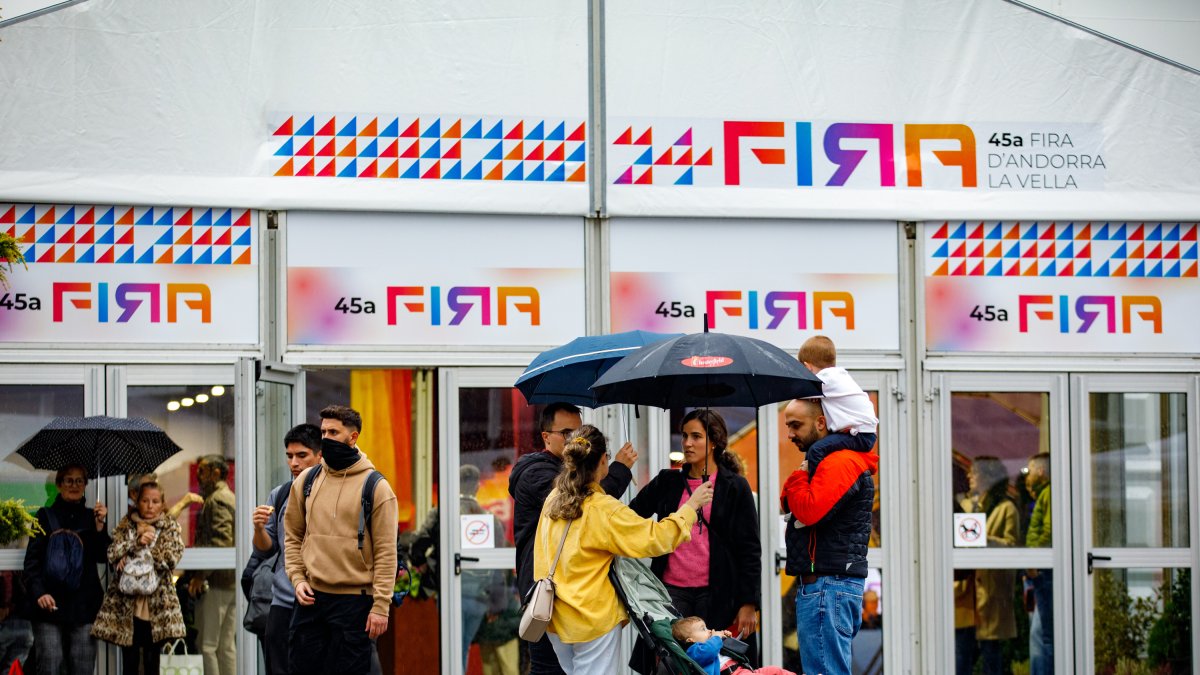 Ciutadans a les portes de la carpa de la Fira d’Andorra la Vella, ahir.