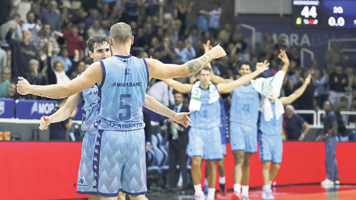 Els jugadors celebren el triomf, el tercer de la temporada.