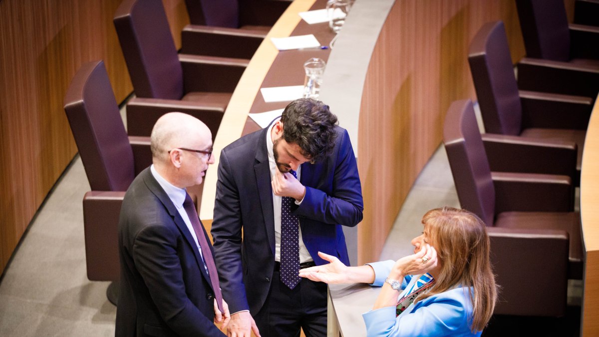 Els titulars de Finances i Habitatge, Lladós i Marsol, conversen amb Cerni Escalé.