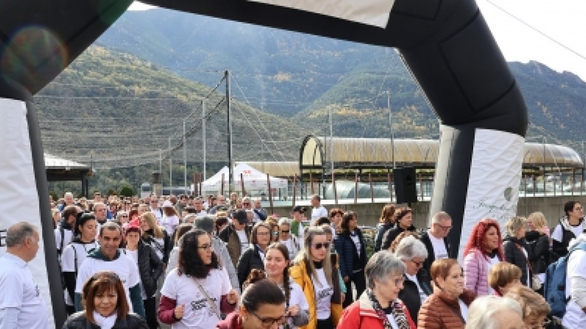 Els participants de l'11a Caminada contra el càncer creuant la línia de sortida.