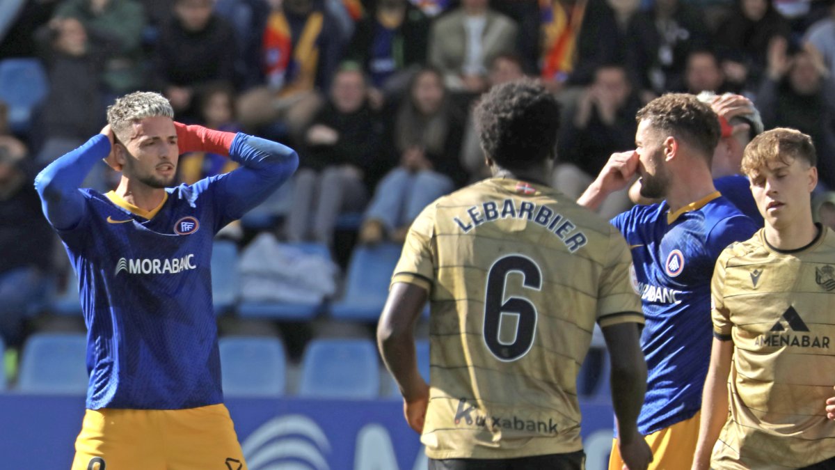 A l’esquerra, el davanter de l’FC Andorra Manu Nieto es lamenta d’una ocasió perduda, ahir a l’Estadi Nacional.