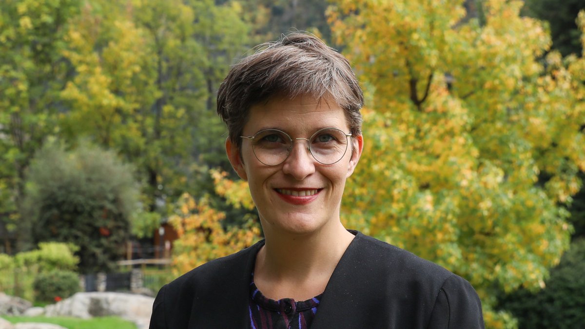La ministra Anna Lührmann als jardins interiors del Park Hotel.