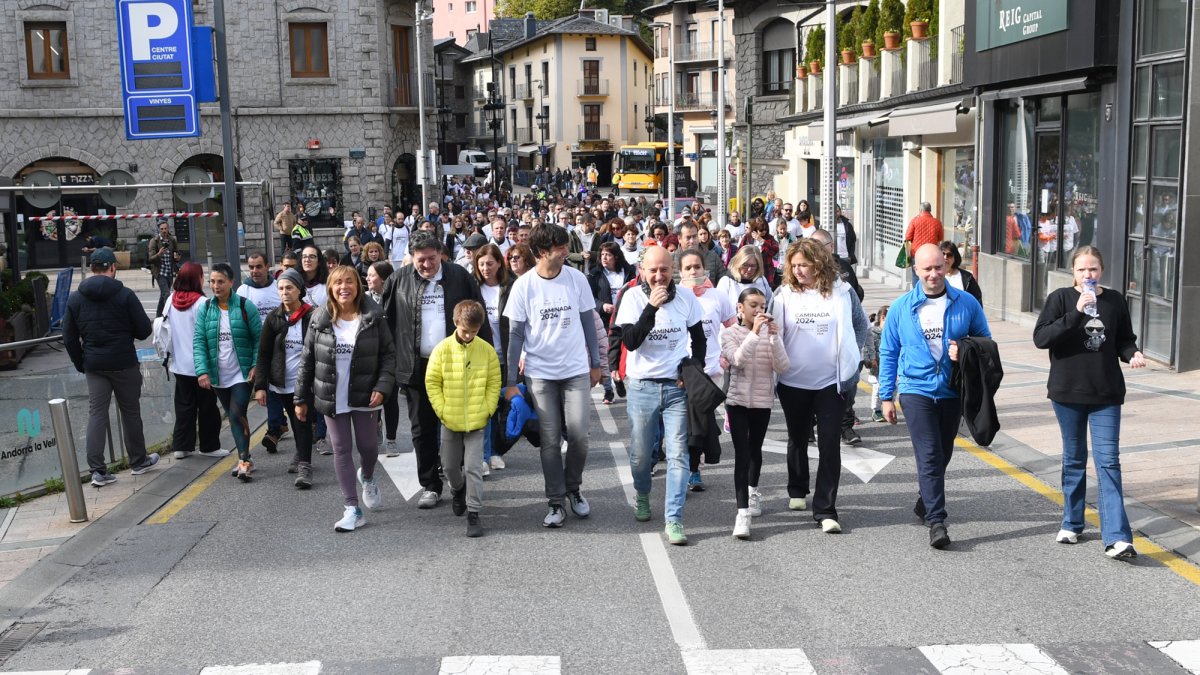 Participants de la caminada, ahir.