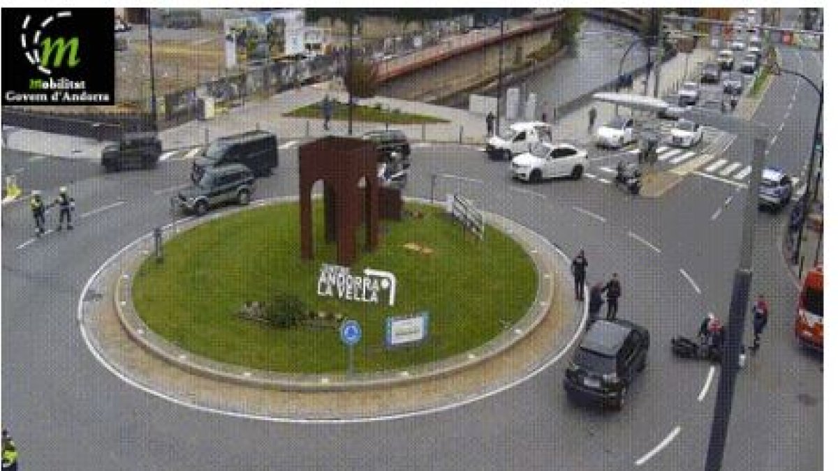 Els bombers atenen el motorista a la rotonda de Prada Casadet