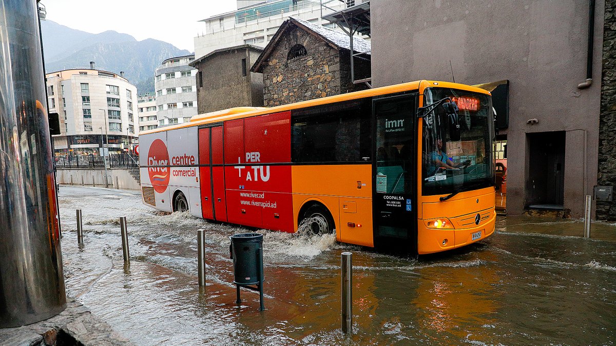 Un carrer inundat per la saturació del col·lector