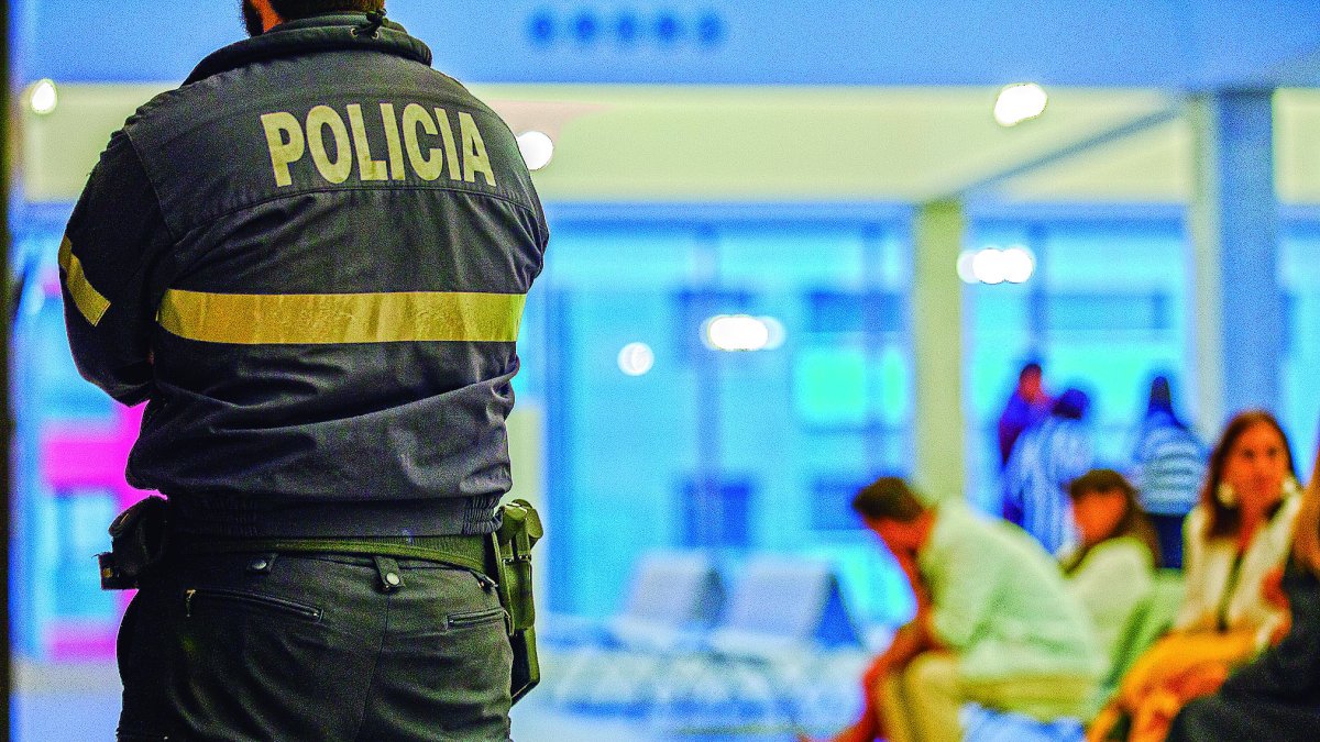 Un agent de policia instants abans que comenci la vista oral.