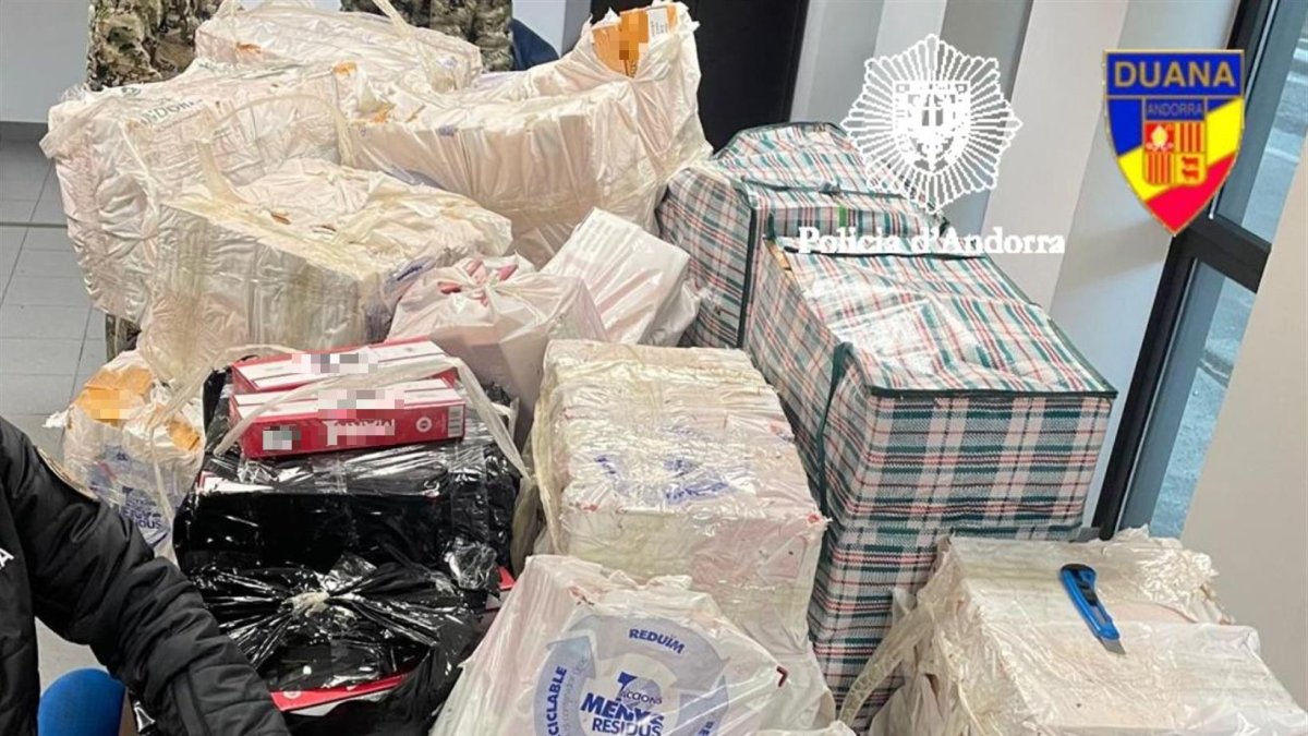 Tabac de contraban en bosses localitzat amagat a prop del riu Arieja
