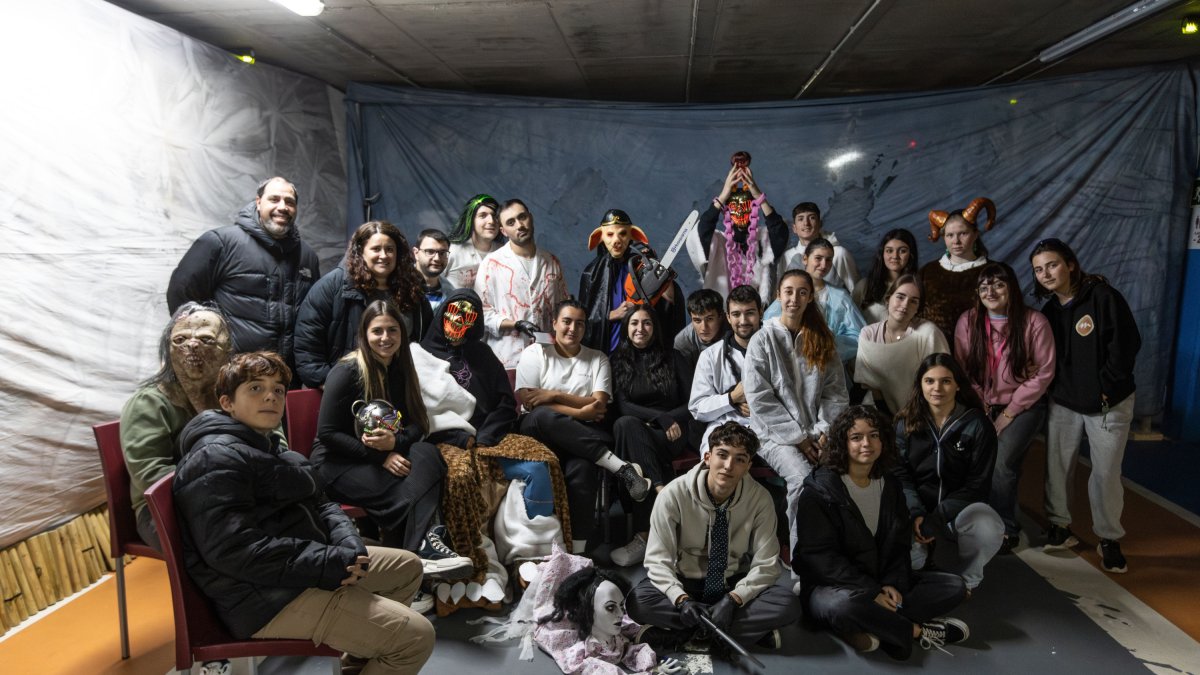 Assaig general del túnel del terror que fan els joves del Punt 400 per la castanyada