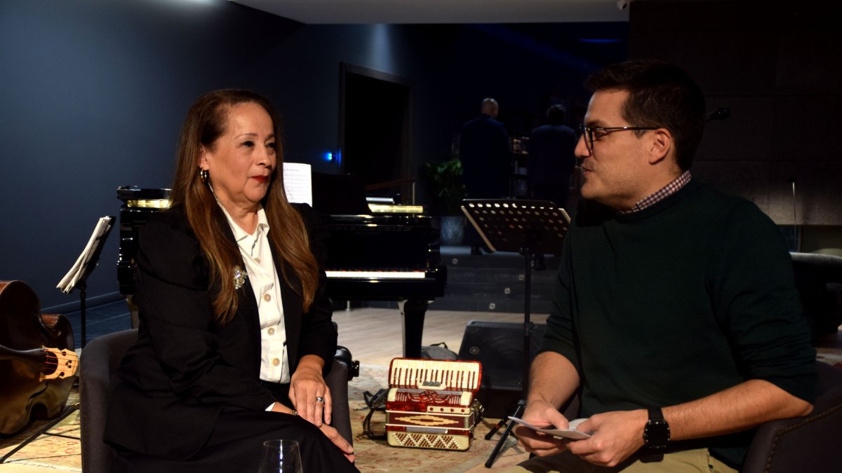 La cantant Perla Batalla i el codirector de la Temporada, Jordi Sabata, durant la presentació del concert