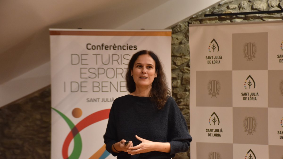 Gemma Bes, durant el tret de sortida de la 3a edició del cicle de conferències de Turisme Esportiu i de Benestar.