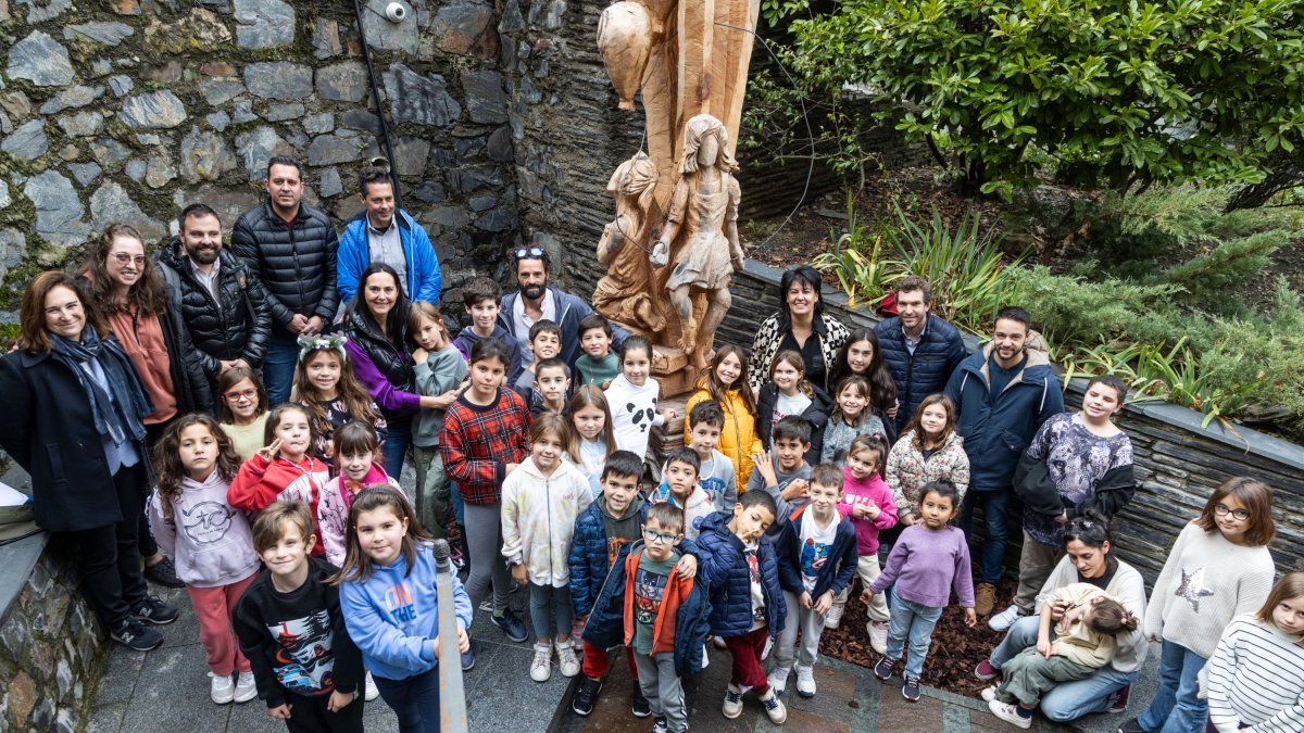 Inauguració de l'escultura que han fet a la soca del pi que hi havia a les escales de l'església de la Massana