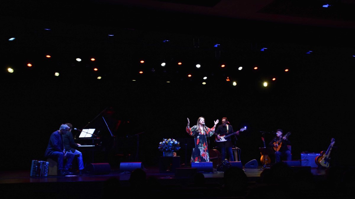 La cantant Perla Batalla durant el concert