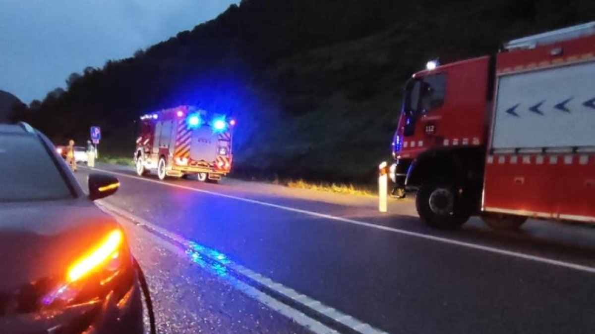 Els bombers treballant per reobrir l’N-145.