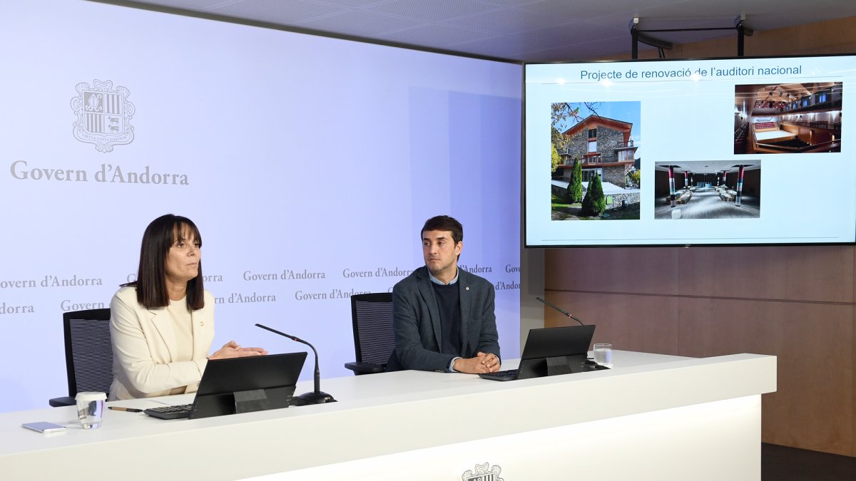 La ministra de Cultura, Juventut i Esports, Mònica Bonell, amb el director del Departament de Promoció Cultural, Joan-Marc Joval, en la roda de premsa d'aquest matí