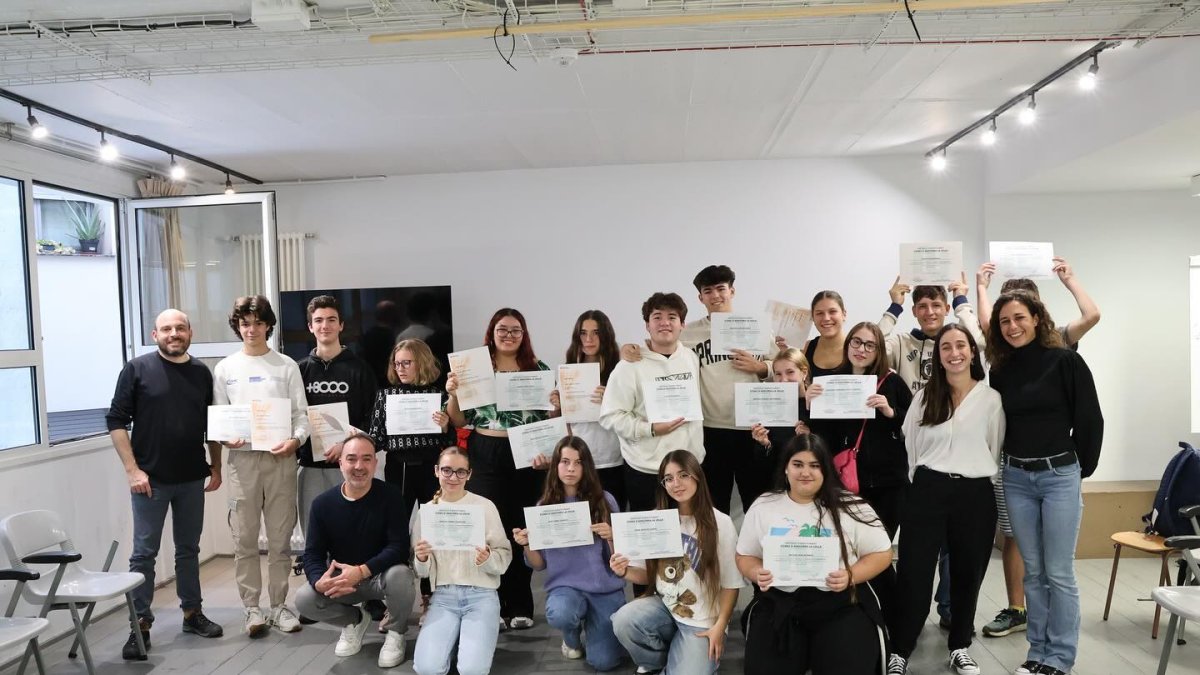 Tots els participants del curs de premonitor amb els seus diplomes