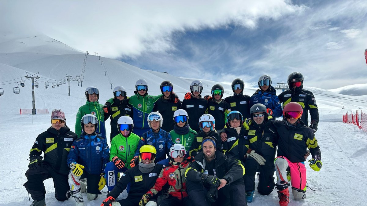 L'equip tècnic i els esquiadors del grup EEBE sub-16