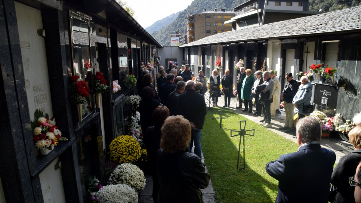 Un conjunt de persones en el cementiri vell de Sant Julià de Lòria, lloc on el copríncep Joan-Enric Vives ha pronunciat una pregària pels difunts el dia de Tots Sants.