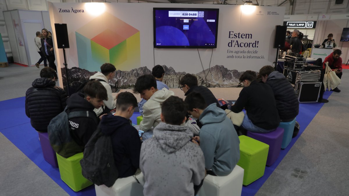 Joves a l'Estand de l'Acord d'Associació de la Fira d'Andorra la Vella