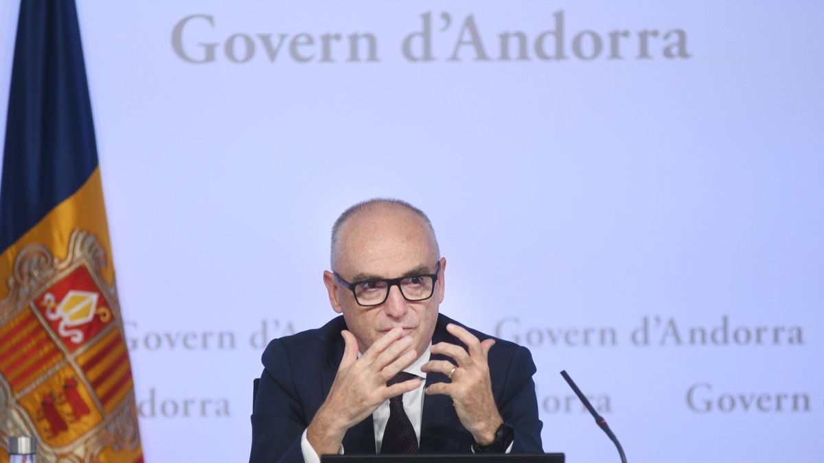 El ministre de Finances, Ramon Lladós, presenta el pressupost.