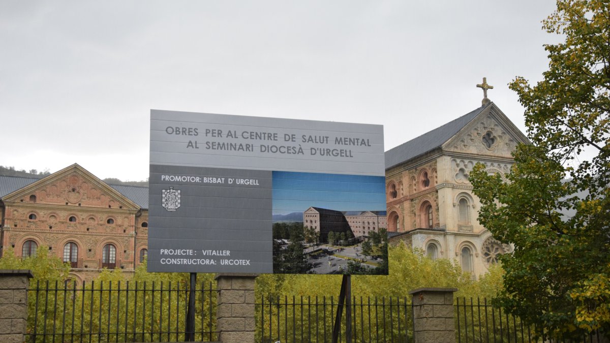 El cartell on s’anuncien les obres a l’antic Seminari Diocesà.