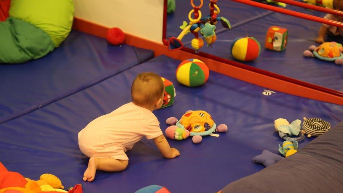 Un nadó en una llar d’infants.