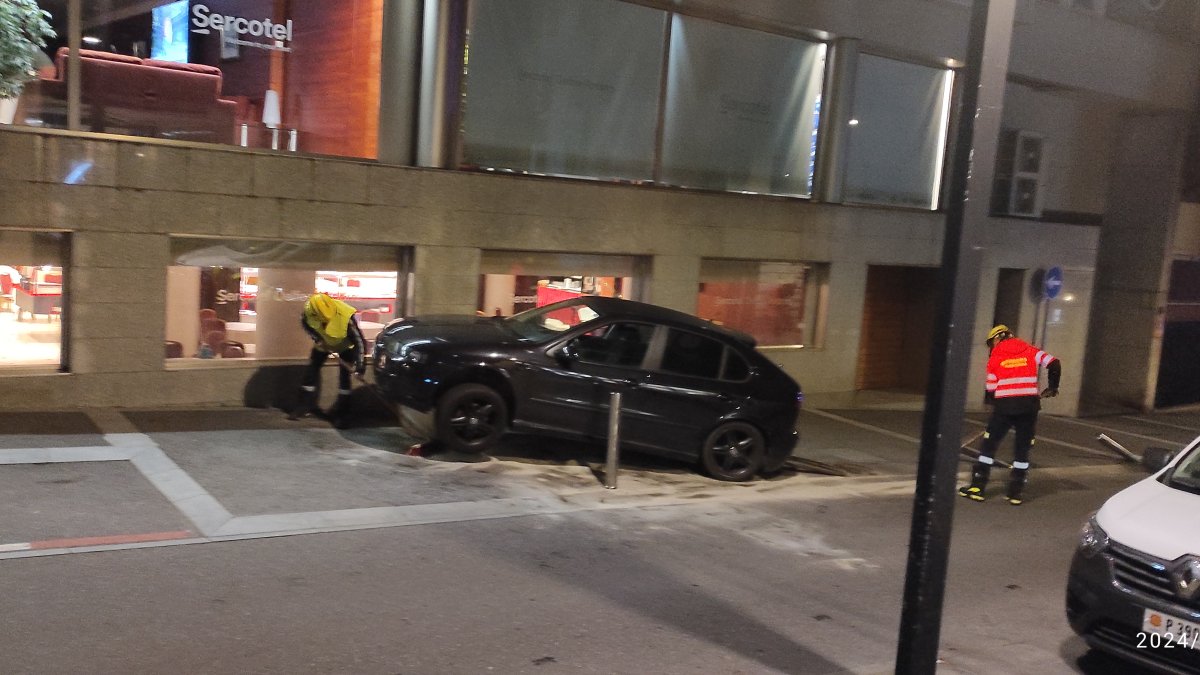 El cotxe accidentat aquest matí a l'avinguda del Fener amb els bombers netejant la via