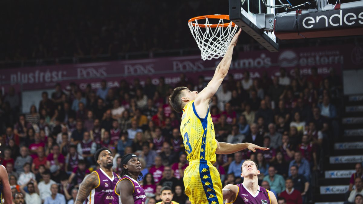 Chumi Ortega anotant una cistella durant l'enfrontament contra el Hiopos Lleida