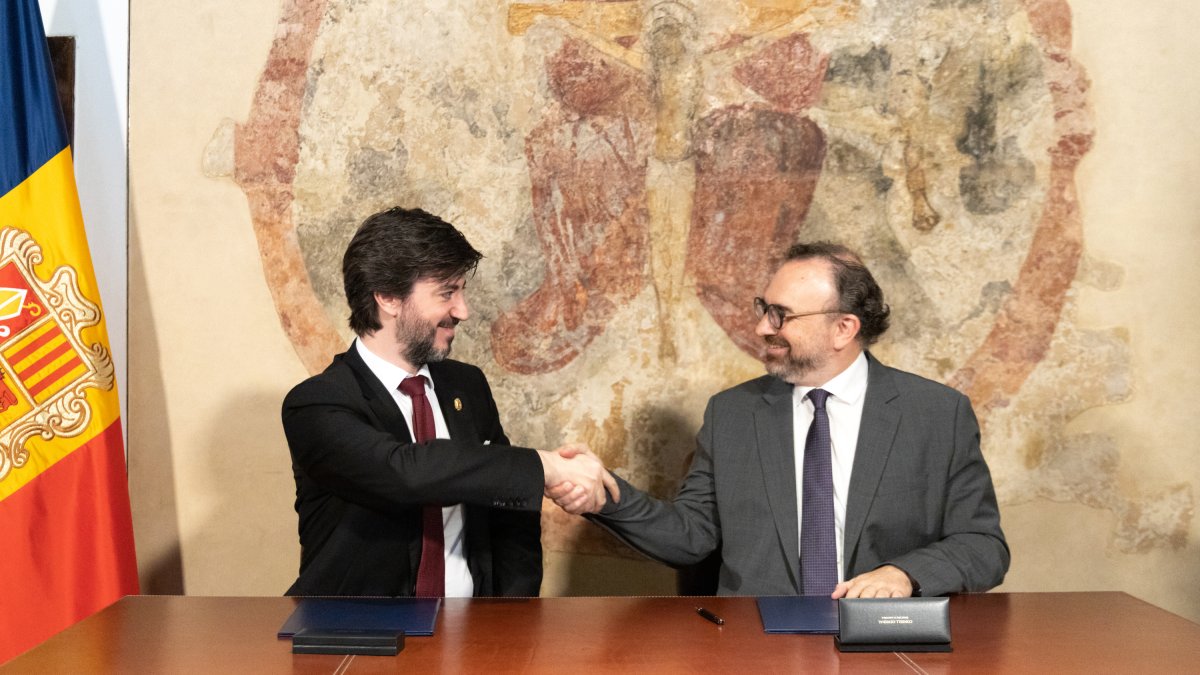 Carles Ensenyat i Juli Minoves durant l'acte de signatura del conveni